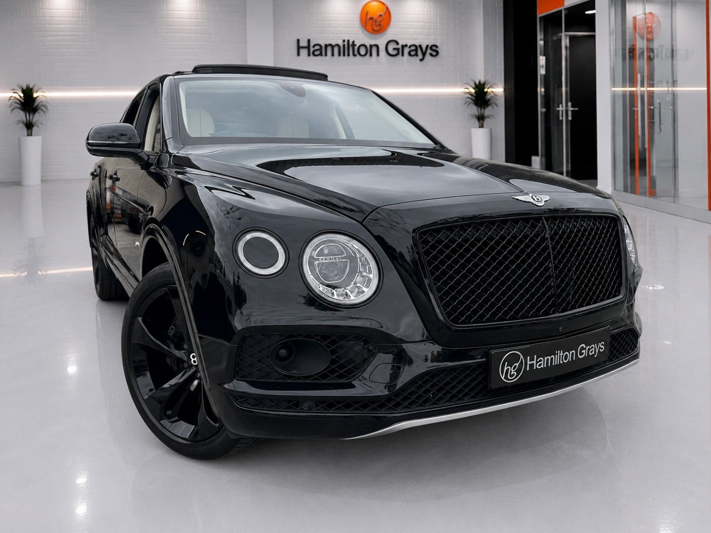 2017 (67) Bentley Bentayga 4.0d V8 SUV 5dr Diesel Auto 4WD. Finished in Onyx Black over Linen Hide. 44k.. FBSH. Mulliner Spec’ £64,950